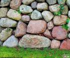 Farklı boyutlarda taşlarla yapılmış taş bahçe duvarı